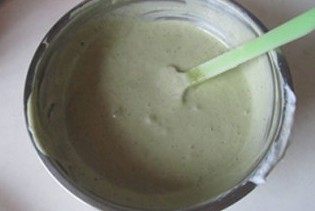 10、体会不一样的口感----绿茶蛋糕面包,将它们搅拌均匀; 