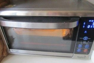 12、体会不一样的口感----绿茶蛋糕面包,放入预热好170度烤箱中, 中下层18分钟; 