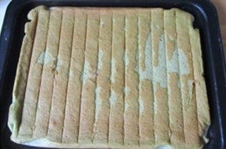 13、体会不一样的口感----绿茶蛋糕面包,烤好后拿出来倒扣，稍凉后揭去烘烤布；