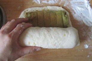 19、体会不一样的口感----绿茶蛋糕面包,将它们卷起来；