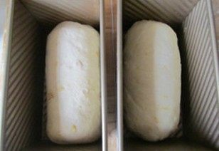 20、体会不一样的口感----绿茶蛋糕面包,放入模具中；