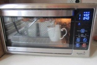 21、体会不一样的口感----绿茶蛋糕面包,将模具放入烤箱中，放入一杯开水，在烤箱中完成二次发酵；