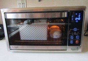 23、体会不一样的口感----绿茶蛋糕面包,再将它们加盖放入预热170度烤箱中，中下层， 45分钟；