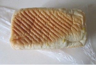 24、体会不一样的口感----绿茶蛋糕面包,这样绿茶蛋糕面包就完成了，拿出来放凉后再装入袋中保持。