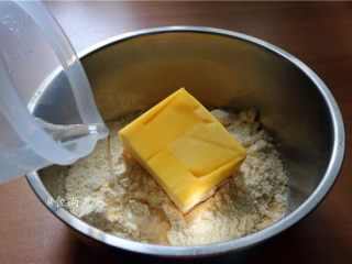 3、绵密香甜的流沙包,加入黄油，倒入70克清水