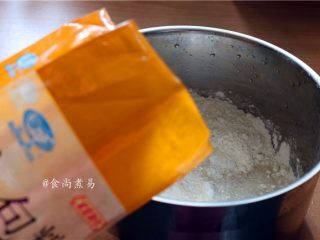 5、绵密香甜的流沙包,制作面皮：大盆中倒入面粉，加上5克酵母、50克白糖、1克盐