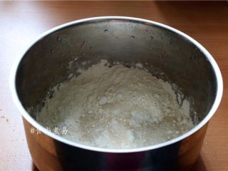 6、绵密香甜的流沙包,加上温水揉成光滑的面团