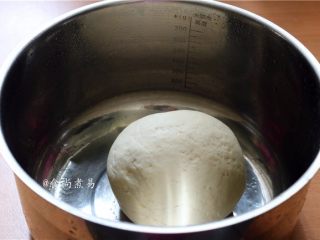 7、绵密香甜的流沙包,遮上保鲜膜，在常温下发酵45分钟左右