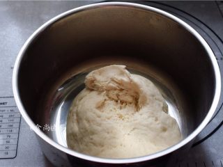 8、绵密香甜的流沙包,面团发酵至2倍大，拉开面皮能看见面团内面很多细孔，证明发酵完成