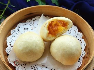 16、绵密香甜的流沙包,掰开一块，香味扑鼻而来