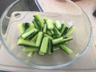 3、一夜渍：爽口黄瓜条,加入4克盐充分搅拌；
