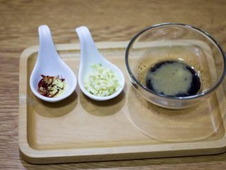 5、一夜渍：爽口黄瓜条,等待的间隙准备好调料；