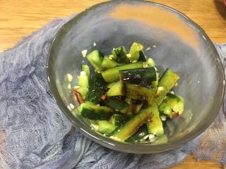 8、一夜渍：爽口黄瓜条,再倒入兑好的味汁；
