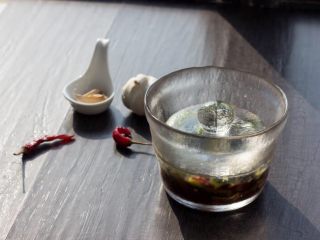 10、一夜渍：爽口黄瓜条,已经腌制好的黄瓜，会发现盖子有下沉；