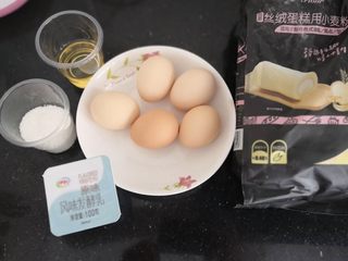 1、“发财”蛋糕卷～2018专属,材料准备如图⬆️