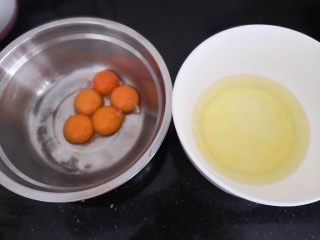 2、“发财”蛋糕卷～2018专属,首先：准备2个干净无水无油的大碗，蛋白蛋黄分离