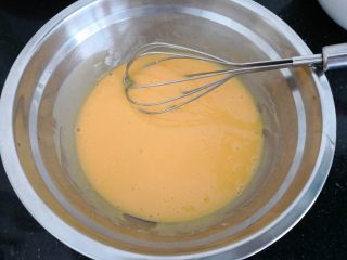 4、“发财”蛋糕卷～2018专属,搅拌均匀至完全融合