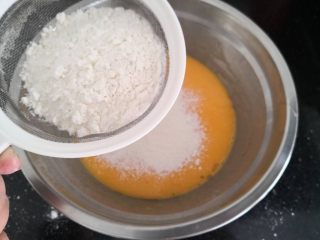 5、“发财”蛋糕卷～2018专属,筛入低筋面粉