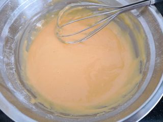 6、“发财”蛋糕卷～2018专属,搅拌均匀至顺滑无颗粒