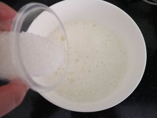 7、“发财”蛋糕卷～2018专属,蛋清里加入2滴白醋或柠檬汁，打发至鱼泡眼状加入三分之一糖继续打发（55克糖平均分三次加入）