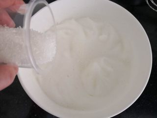 8、“发财”蛋糕卷～2018专属,泡沫细腻时加入第二次糖继续打发