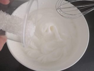 9、“发财”蛋糕卷～2018专属,泡沫纹路显清晰时加入最后一次糖，继续打发