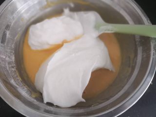 11、“发财”蛋糕卷～2018专属,先拔三分之一的蛋白到蛋黄糊里，切拌或翻拌均匀（切勿打圈搅拌以免消泡，蛋糕成蛋饼）