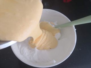 12、“发财”蛋糕卷～2018专属,拌匀后回倒入剩下的三分之二的蛋白里，继续切拌或翻拌均匀