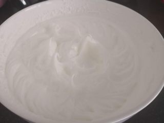 10、“发财”蛋糕卷～2018专属,打发至提起打蛋器时带弯勾尖状就可以了，不要打发至硬性，否则卷起时容易开裂