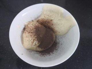 13、“发财”蛋糕卷～2018专属,准备一小碗，挖一勺蛋糊在碗里，加入少许可可粉