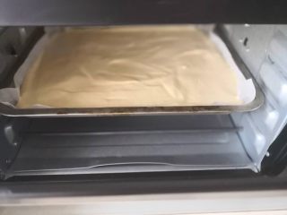 16、“发财”蛋糕卷～2018专属,最后把蛋糊倒入裱字后预烤过的油纸烤盘里，抹平表面，轻震2下送入烤箱170度上下火中层烤25分钟即可，取出后倒扣撕去油纸卷起来就可以了！