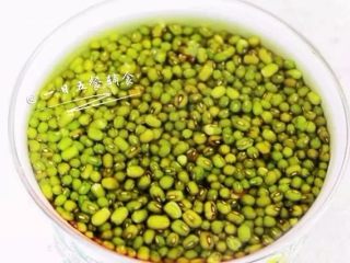 2、绿豆百合薏米汤,绿豆提前泡1,2个小时就好（泡的时间长会像有的宝妈一样变成绿豆芽哦）