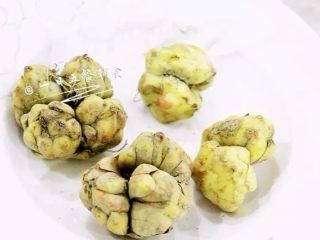 3、绿豆百合薏米汤,这个就是鲜百合，买的时候都会带着土，脏兮兮的样子，吃前剥成一瓣一瓣洗净。