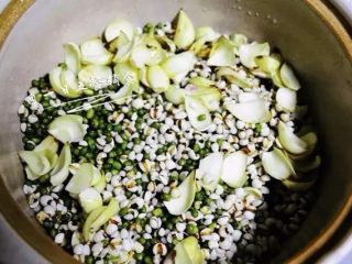 4、绿豆百合薏米汤, 绿豆、薏米，百合可一起下锅大火煮开，小火20分钟就全部开花很软烂了（鲜百合很容易熟，你也可以在最后5分钟再放）。