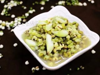 6、绿豆百合薏米汤,这一碗喝的你全身心的舒爽到极致。吃不完的冷藏，凉的那口感，啧啧，你懂的。