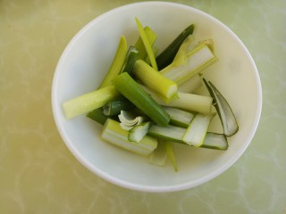 2、葱炒鸡蛋,然后切成段
