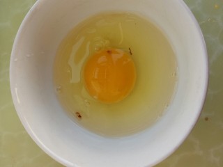 4、葱炒鸡蛋,打入碗中