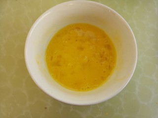 5、葱炒鸡蛋,打散搅匀