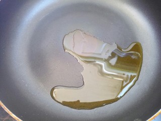 6、葱炒鸡蛋,然后锅里热点油