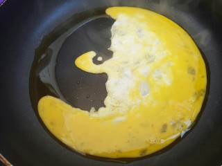 7、葱炒鸡蛋,把鸡蛋液倒入