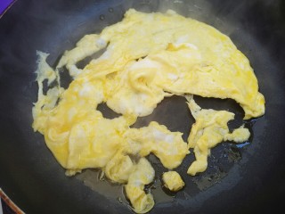 8、葱炒鸡蛋,翻炒