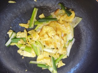 12、葱炒鸡蛋,最后继续炒匀