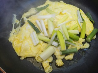 9、葱炒鸡蛋,鸡蛋炒熟后放入葱段