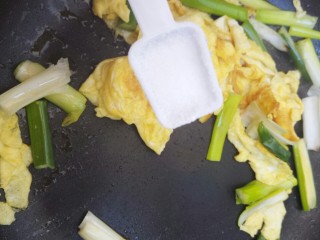 10、葱炒鸡蛋,然后加半勺盐