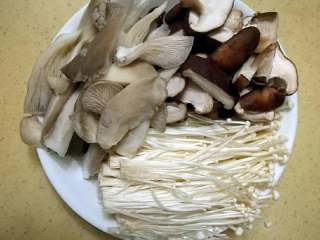 2、少油版麻辣香锅,蘑菇类洗净，香菇切片，凤尾菇撕块，金针菇去根分成一小撮一小撮的。