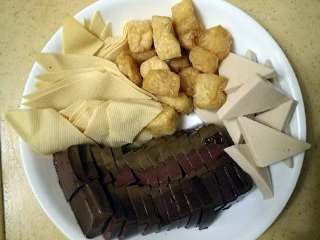 4、少油版麻辣香锅,千叶豆腐切片，鸭血先用水焯一下再切片，豆皮切菱形块，豆泡用水洗一下去油。