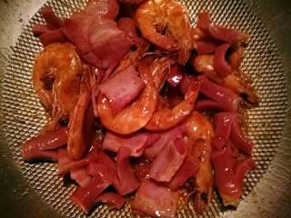 9、少油版麻辣香锅,锅里先放油把虾，培根，烤肠过油，放入料酒稍微烹一下然后盛出。