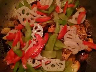 12、少油版麻辣香锅,然后把焯过水的蔬菜放入翻炒。（我不小心把莴笋也给放进去了，莴笋和豆芽应该最后放入）