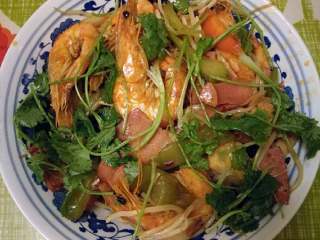 16、少油版麻辣香锅,我们的少油版麻辣香锅就做好了，盛出趁热放上香菜，大家看是不是很不错呀！