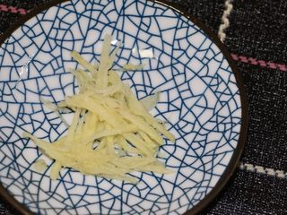 1、粉肠猪肝粥,切好姜丝